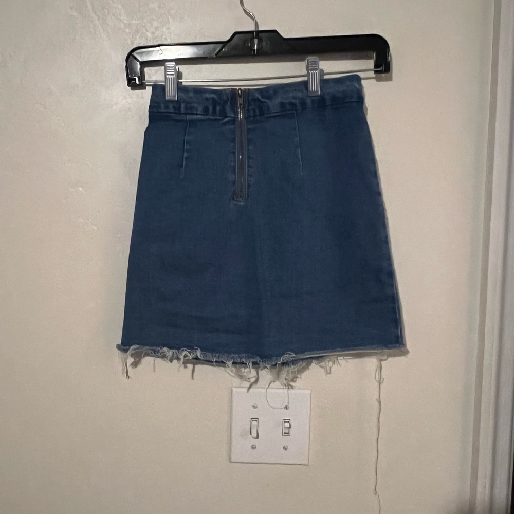I’m selling this denim skirt size small